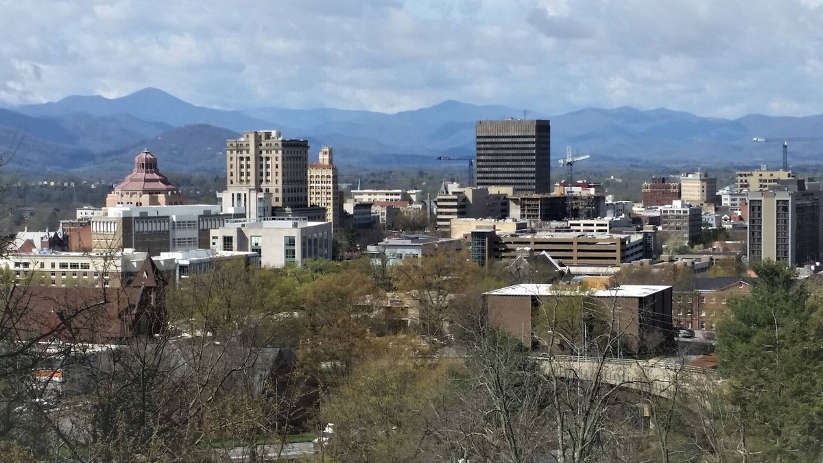 Charlotte Street Apartment | King en suites. Walk to Town center. Porches with city & mountain views.