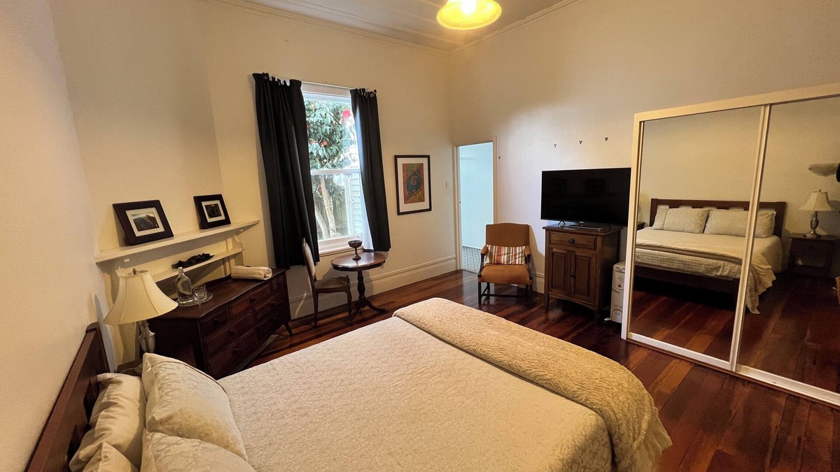 Epsom Villa | KING ENSUITE ROOM ONLY with Bathroom @ LA CASA BONITA AUCKLAND 8 Bedroom Villa.