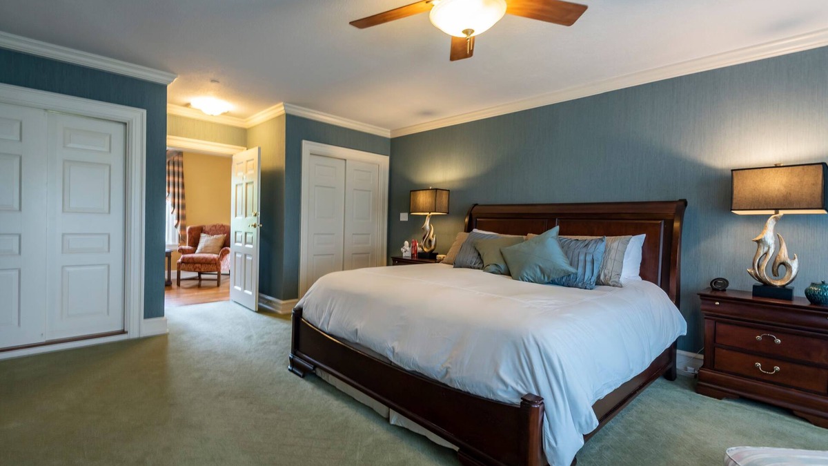 Paoli House | King Estate Suite w/His & Hers Bathrooms at Blueberry Hill Estate