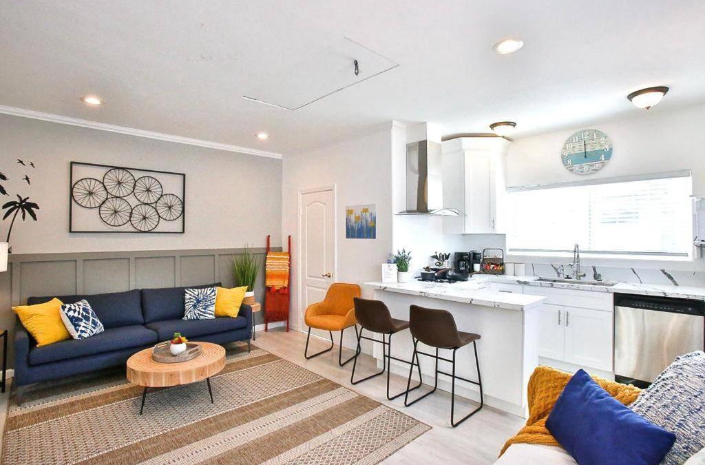 El Camino Village Apartment | King Garden Suite - 10 mins to Beach and LAX