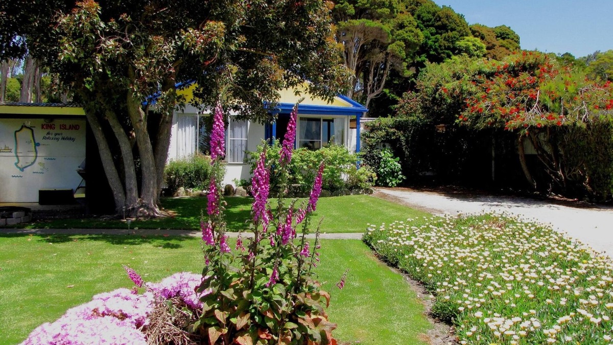 Naracoopa Cottage | King Island Accommodation Cottages, provide a peaceful & relaxing stay.