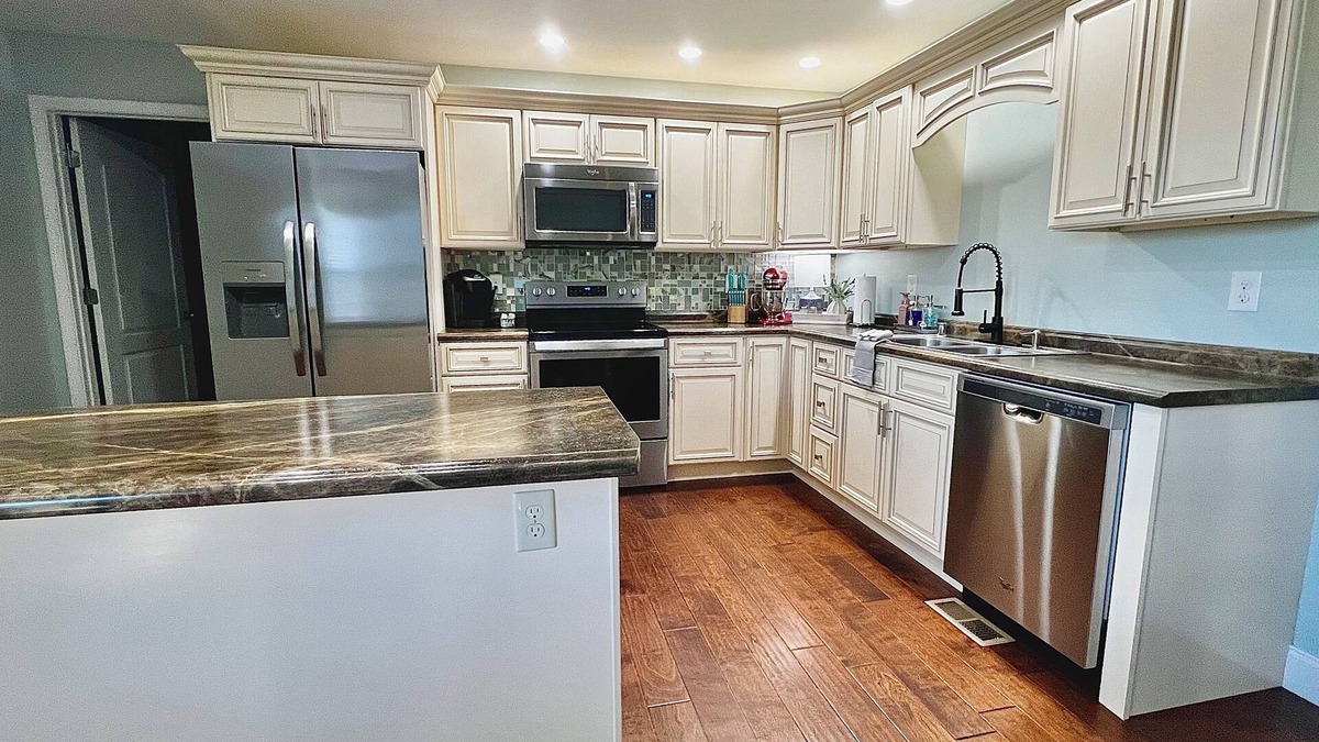 Lily House | King Luxe Retreat - Pets Welcome, Fenced Yard,