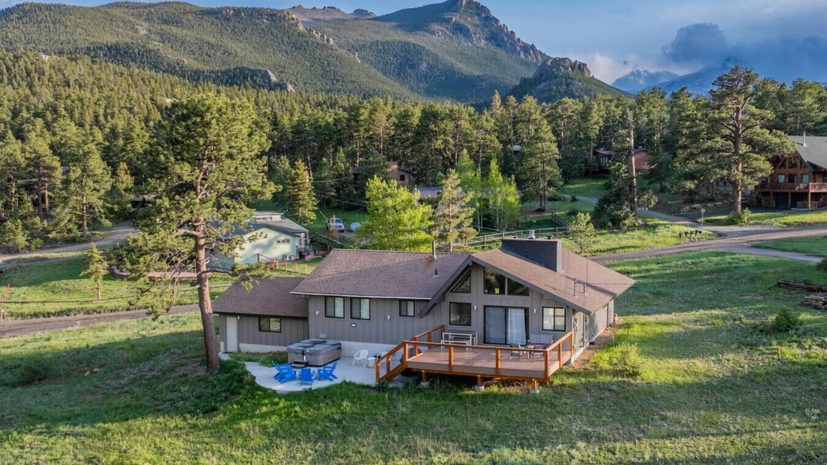 Carriage Hills Cabin | King & Q beds, views, hot tub, deck, grill