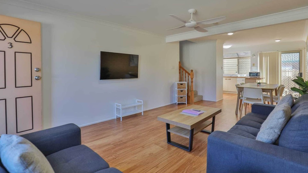 Bundaberg South House | King 🛏, Queen and Twin 3 bed Townhouse with Air-conditioning & 2 Toilets! 🛏
