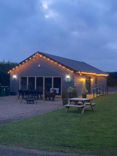Newark upon Trent House | King Richard's Luxury Lodge - Sleeps up to 8 ,Dog Friendly ,Near Sherwood Forest at Fairview Farm in Nottingham set in 88 acres and great for Groups,Family Gatherings,Corporate events