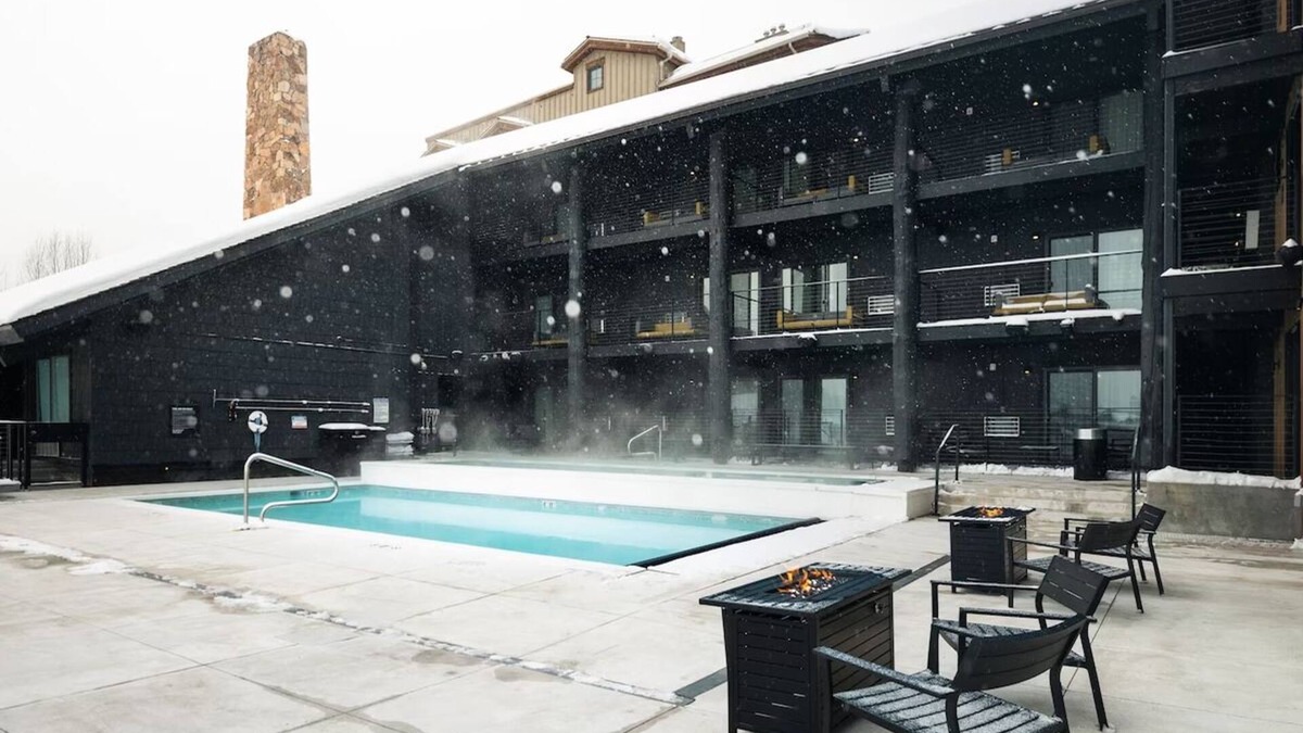 Teton Village Hotel | King Room, Gravity Haus, Mountain View, Ski Access, Village Charm