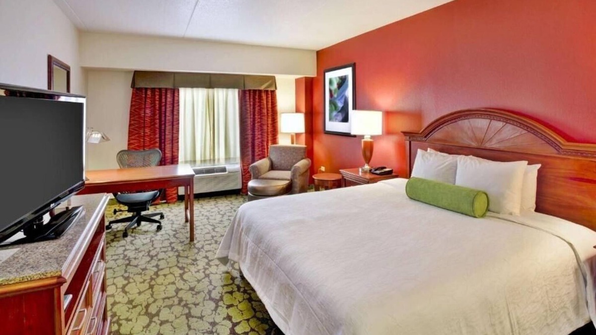 Bedford Park Apartment | King Room Near Lawler Michael Park CHI