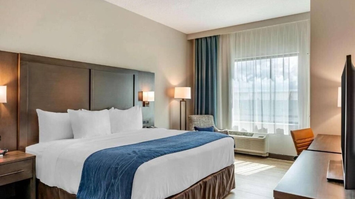 Miami Springs Apartment | King Room Near Ram Air Sales MIA