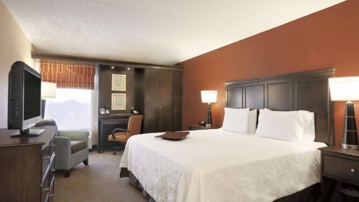 Bedford Park Apartment | King Room Near Wintrust Sports Complex CHI
