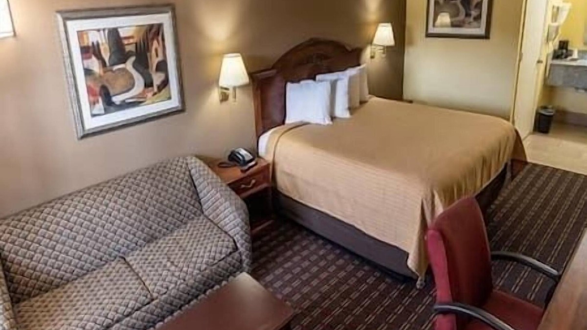 Hawkinsville Hotel | King Room Non-Smoking