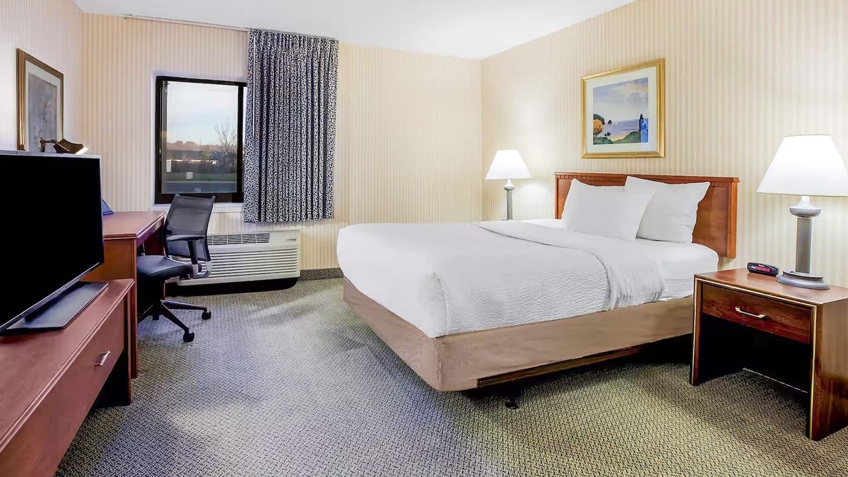 La Crosse Hotel | King Room Non-Smoking