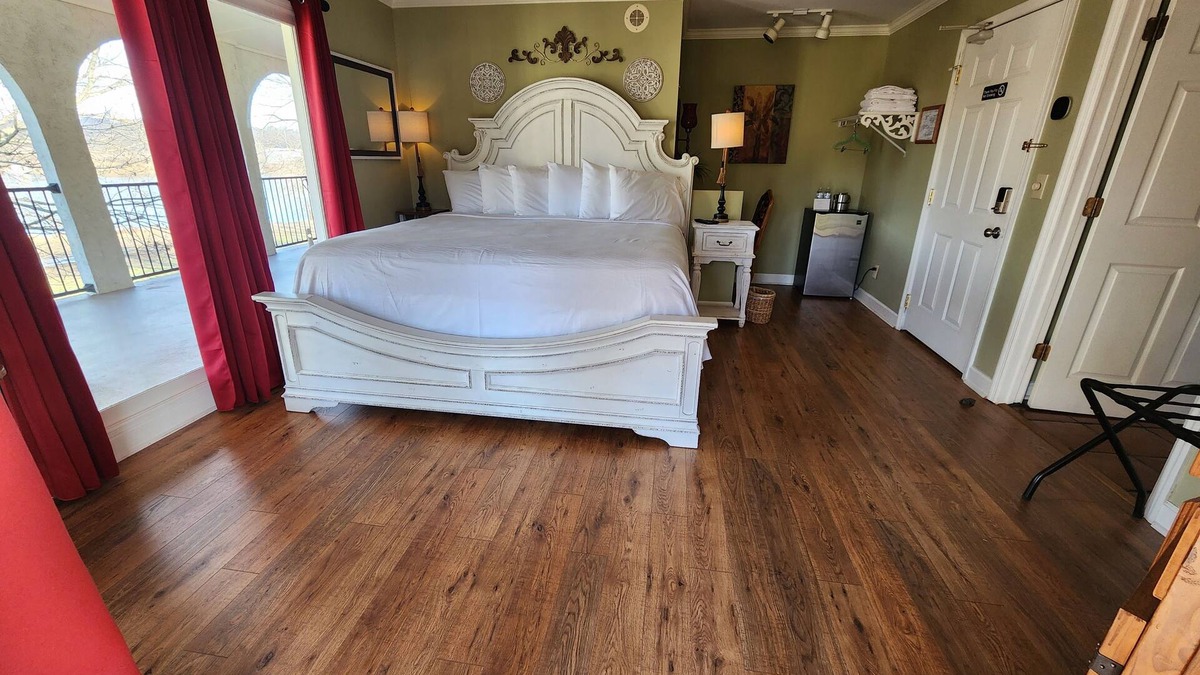 Lookout Valley Neighborhood Association Cabin | King Room with Balcony and River Views