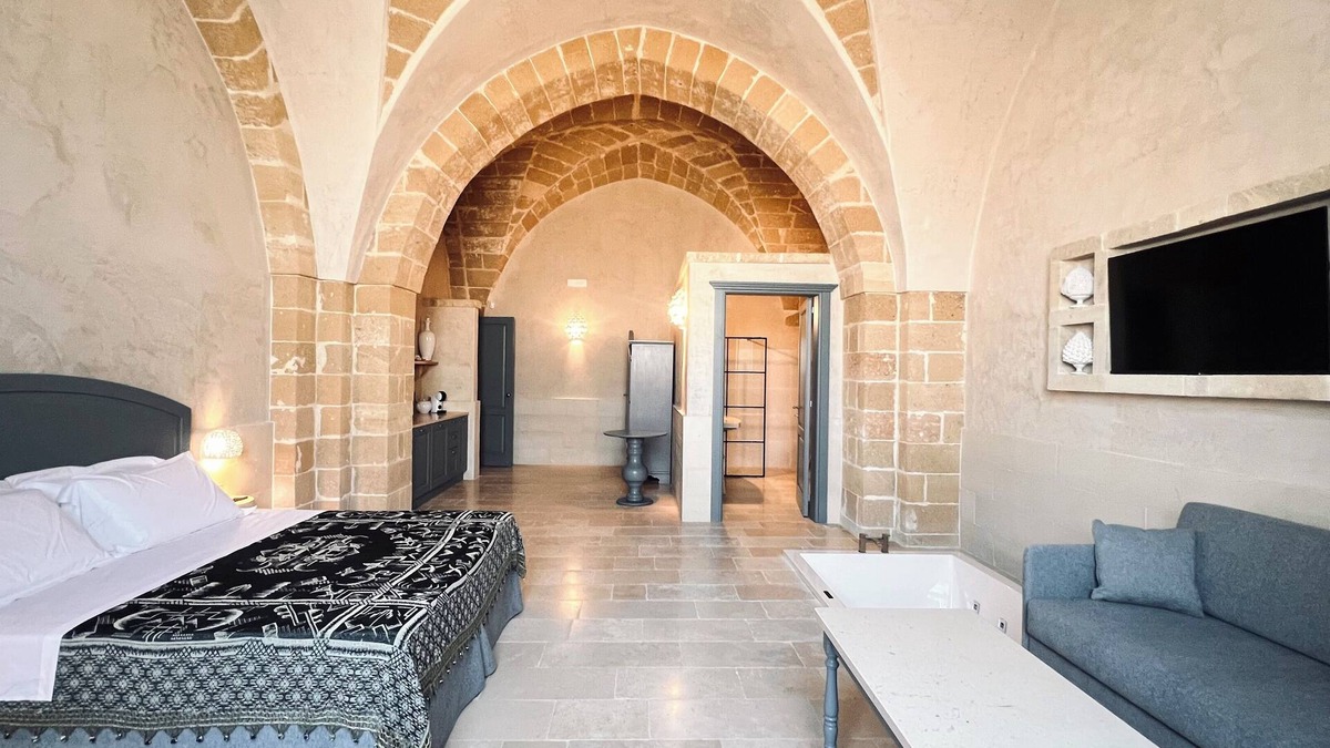 Felline Bed & Breakfast | King Room with Private Jacuzzi in Historic House - Borgo Don Ciccio