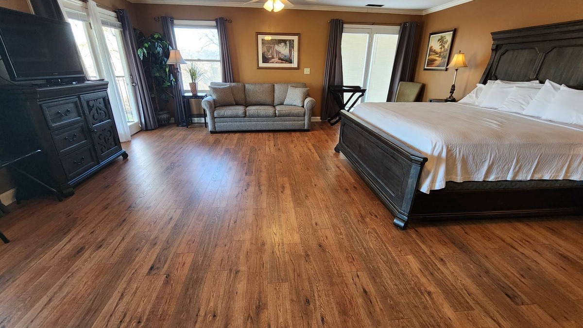 Lookout Valley Neighborhood Association Cabin | King Room with Sofa Bed and Balcony with River Views