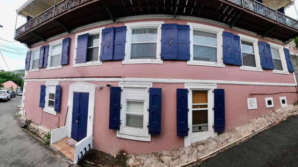 Estate Queens Quarter House | King's Lighthouse – 3-Story Gem for 18 Guests