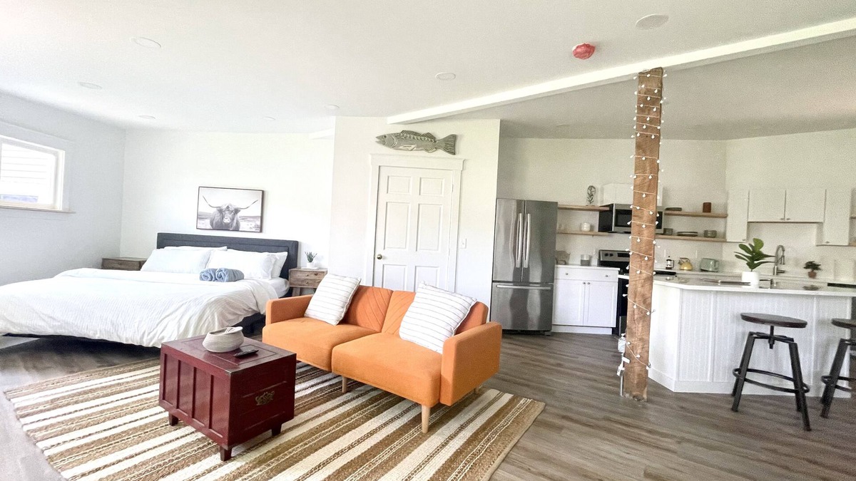 Topsham Apartment | King size Bed Big Smile Big Sunshine 1st FL Washer&Dryer