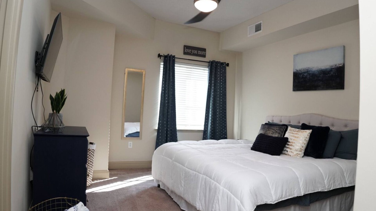 SouthPark Apartment | King Size Bed