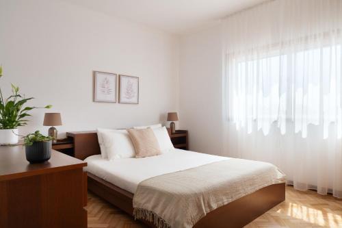 Canidelo Apartment | KING SIZE Bed with Air Conditioning near the BEACH & FREE Street Parking