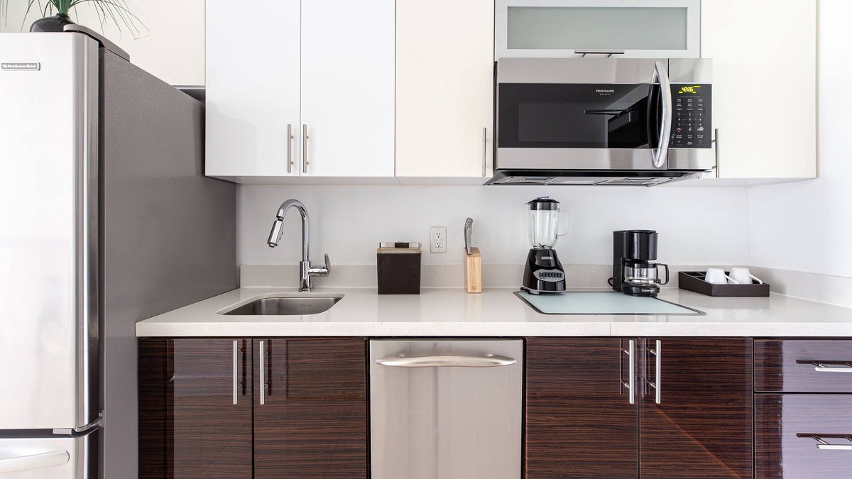 Bal Harbour Apartment | King Size Studio with Kitchenette, Steps Away from Bal Harbour Beach