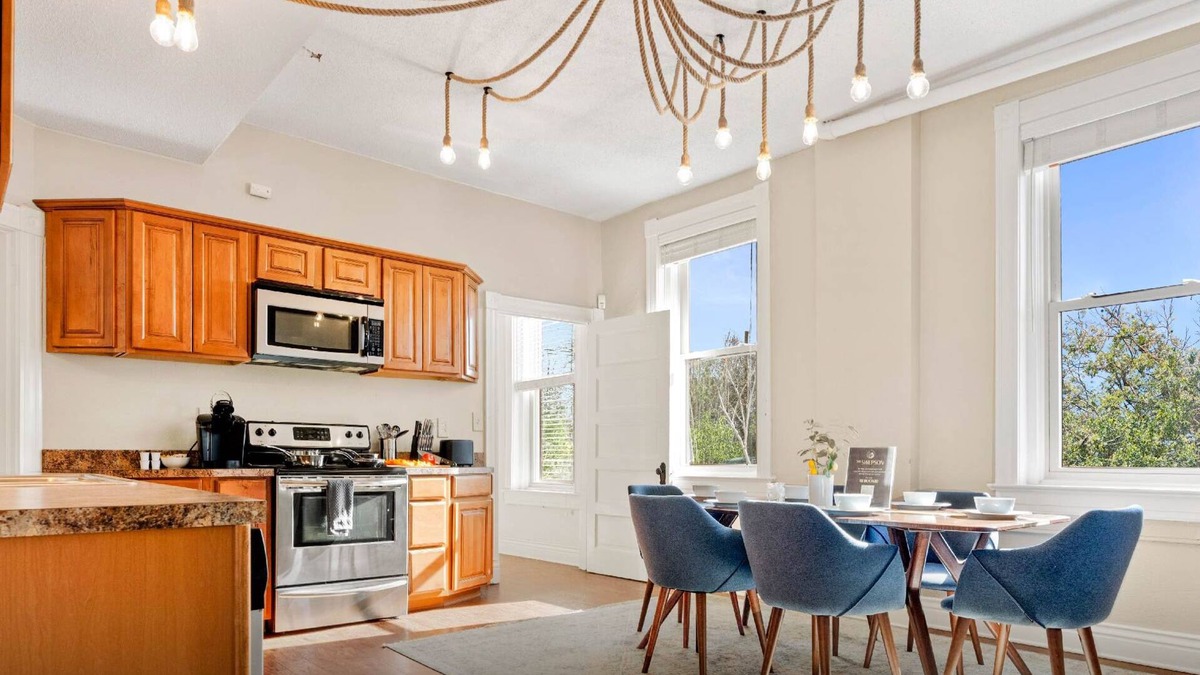 Shelby Park Apartment | KING Sleep8 4Bed 2BR 2 BA Swepson Hideaway 202