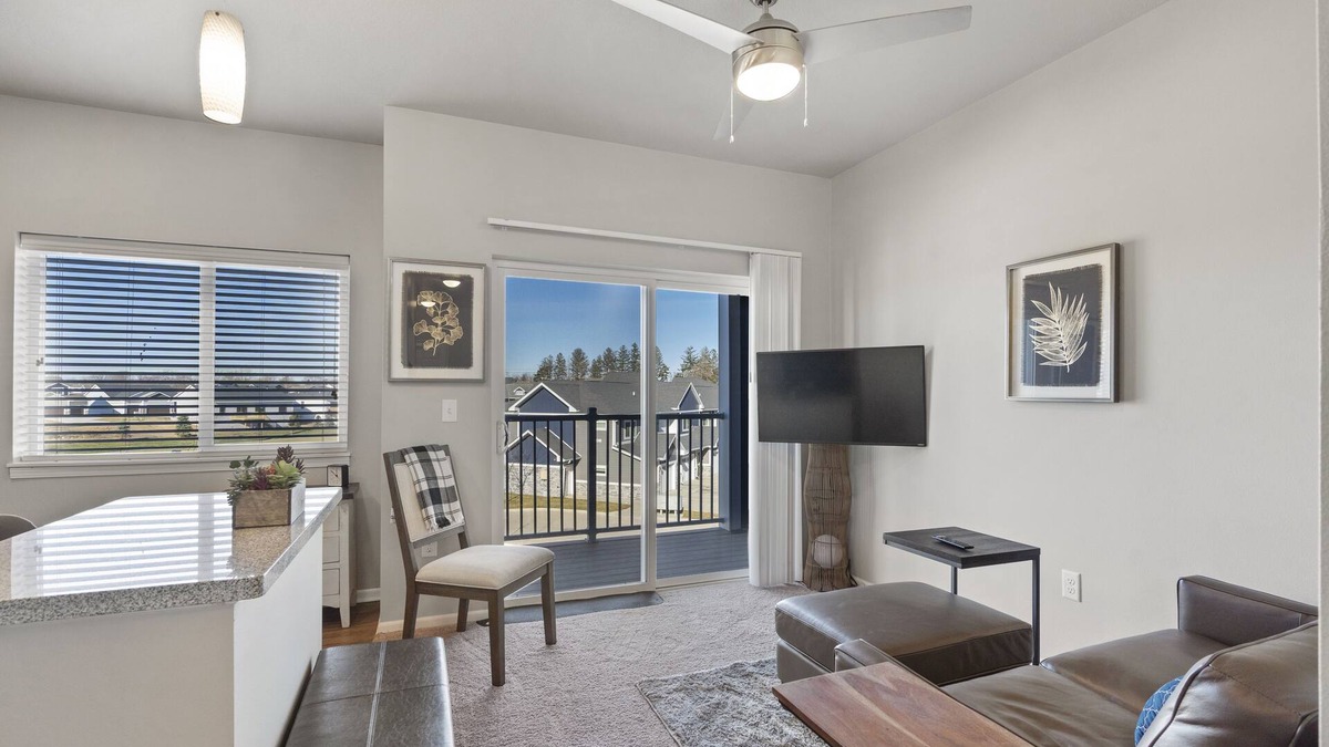 West Des Moines Apartment | King Studio Amenities Comfort and Convenience