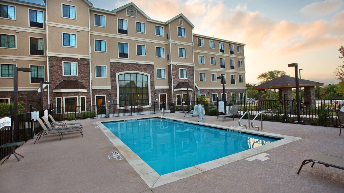 Sweetbriar Apartment | King Studio. Free Breakfast, Gym & Pool Access. Near Downtown Austin!
