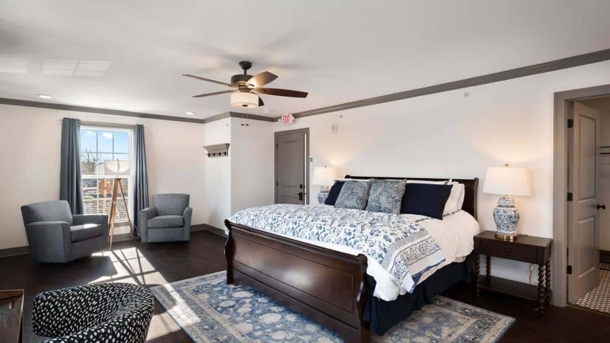 Parkville Apartment | King Studio on Main|Parkville|Cozy&Relaxing