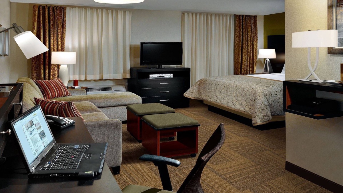 Lafayette Apartment | King Studio Only 5 Miles from Purdue University. Free Breakfast. Pool.