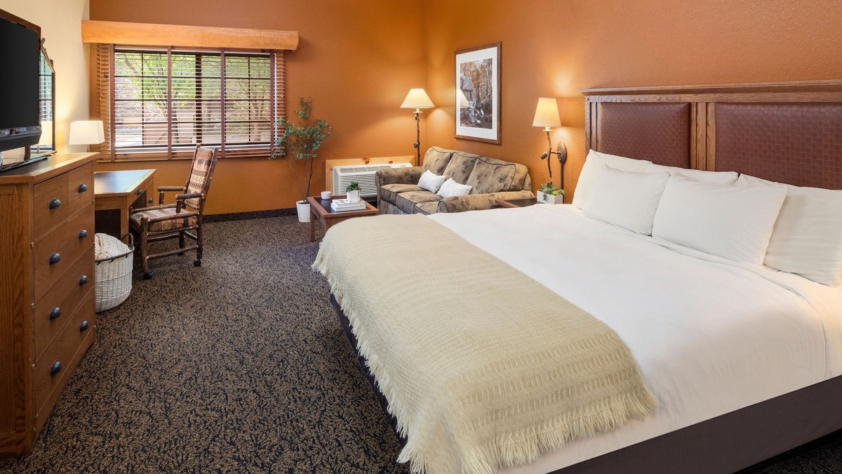 Rothschild Hotel | King Studio With Access to Pool, Hot Tub, and Gym