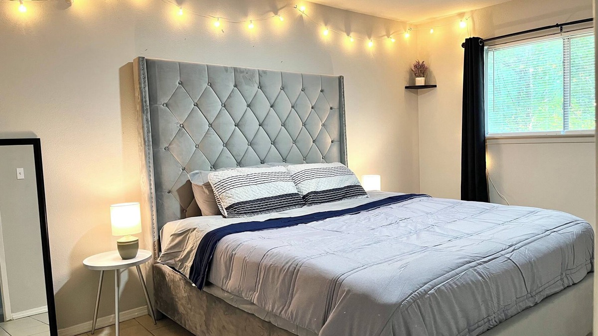 West San Antonio House | KING SUITE 2BR Home w FAST WiFi, & WFH Desk