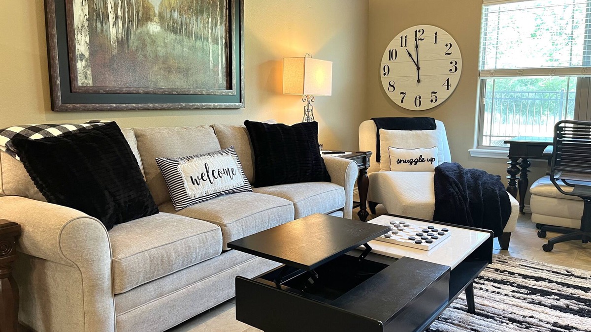 Harvey Hillsides Condo | KING SUITE. 2BR/2Bath. Sleeps 6