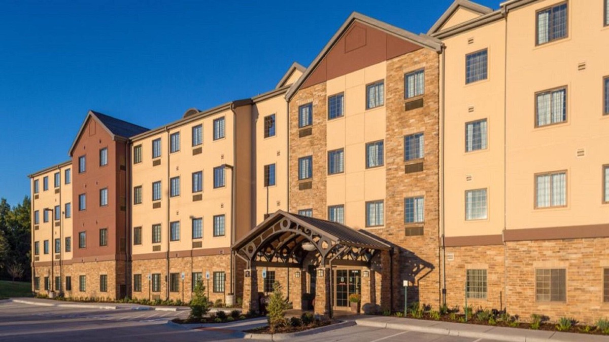 Wichita Falls Condo | King Suite Close to Castaway Cove Water Park! Equipped Kitchen + Complimentary Breakfast