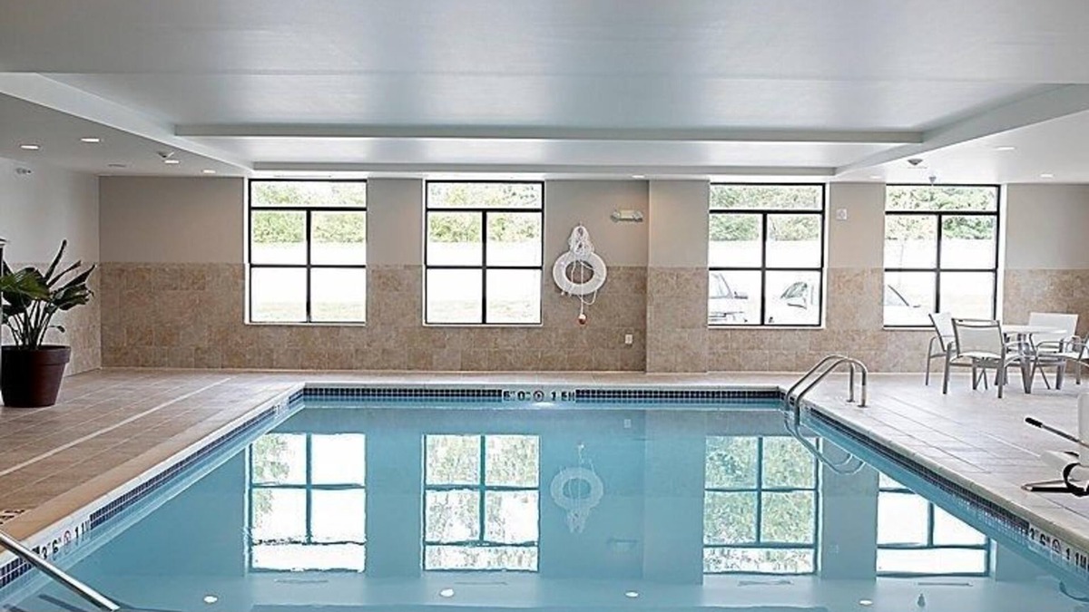 Auburn Hills Condo | King Suite | Free Breakfast + Indoor Pool