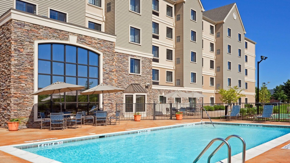 Concordville Condo | King Suite. Free Breakfast. Seasonal Outdoor Pool. Gym. Close to Longwood Gardens!
