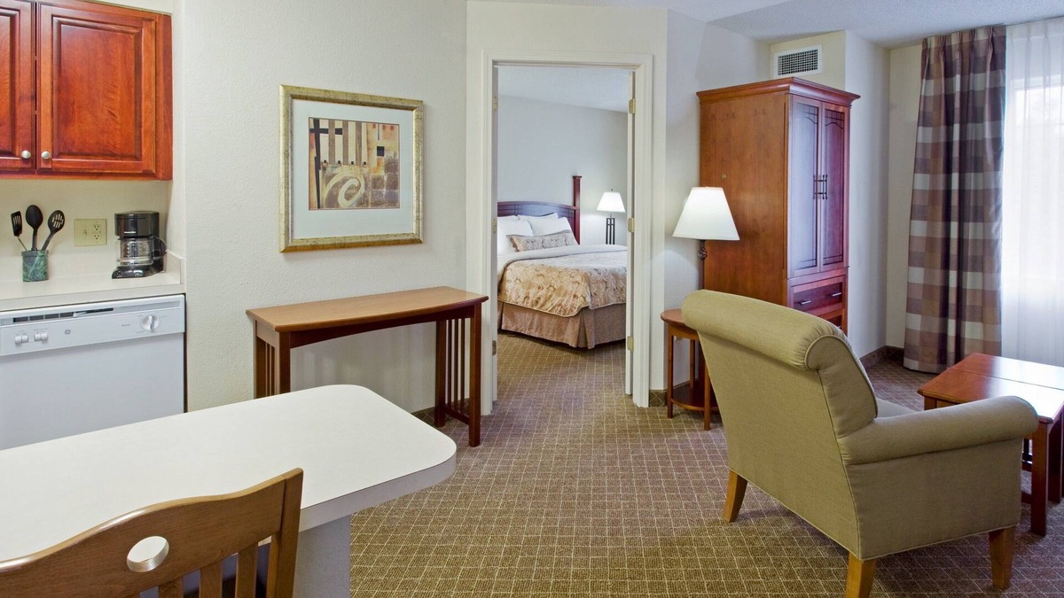 Cranbury Condo | King Suite. Free Breakfast Buffet. Pool. 20 Minutes to Princeton.