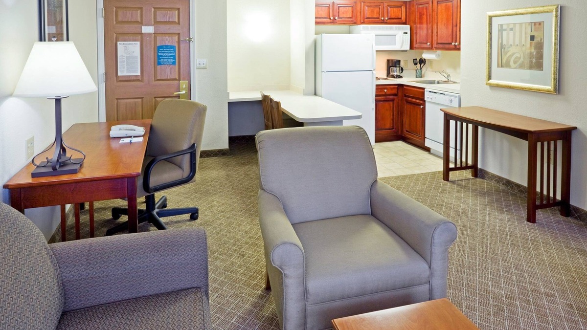 Cranbury Condo | King Suite. Free Breakfast Buffet. Pool. Only 20 Minutes from Princeton.