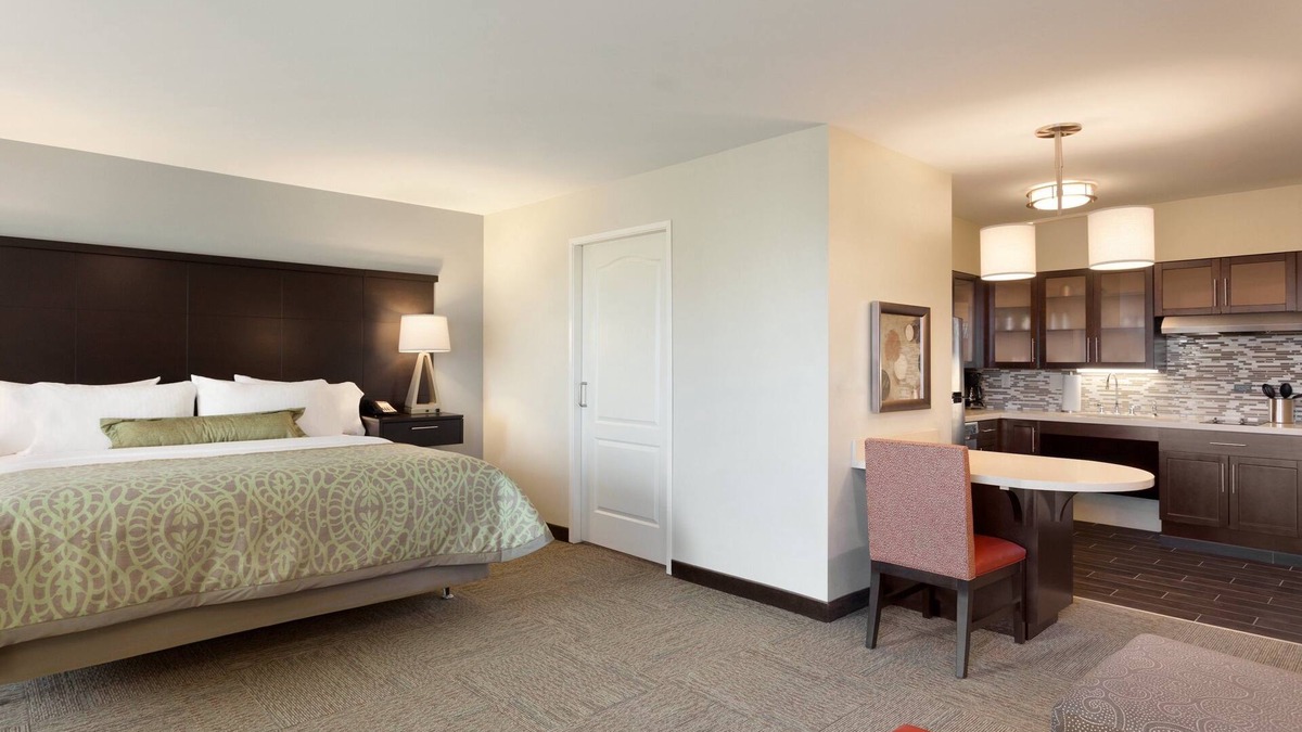 Midland Apartment | King Suite. Free Breakfast. Pool. Great for Business Travelers!