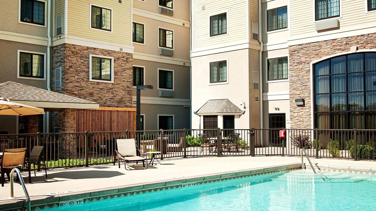 Greenwich Condo | King Suite. Free Breakfast. Outdoor Pool.