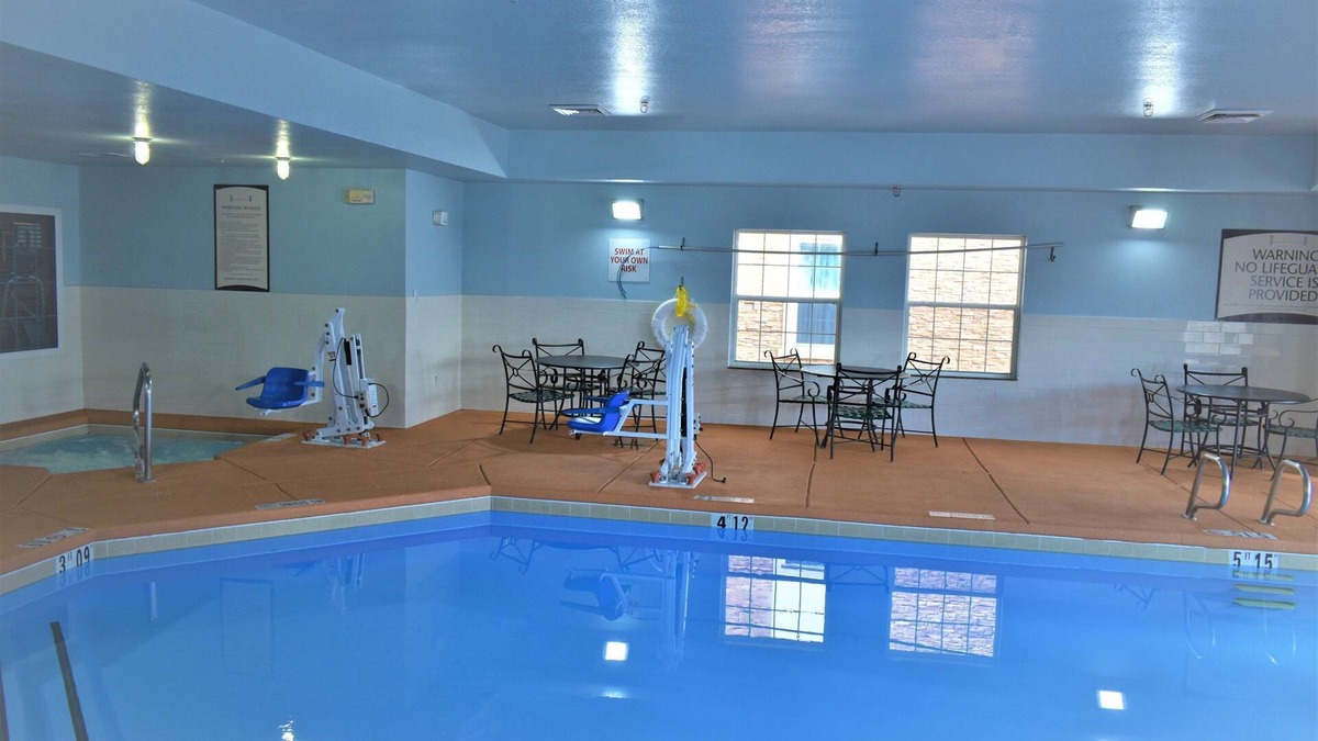 Northeast Heights Condo | King Suite | Free Daily Breakfast, Pool + Hot Tub Access