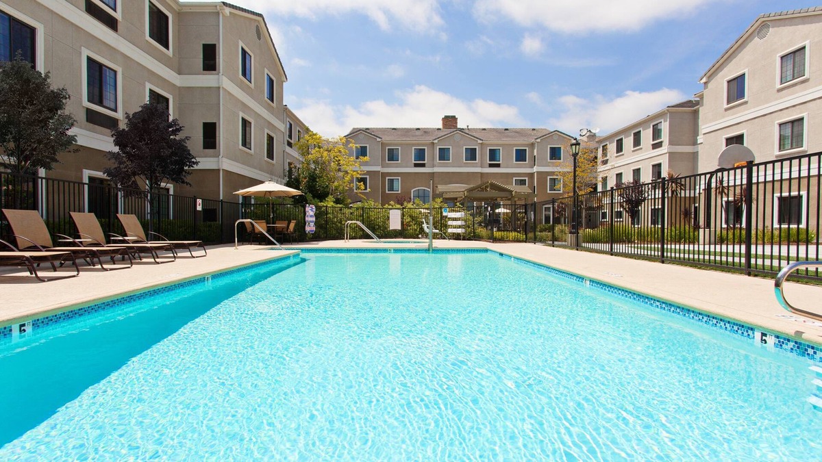 Lake Forest Condo | King Suite | Free Wi-Fi + Breakfast, Pool, Gym.