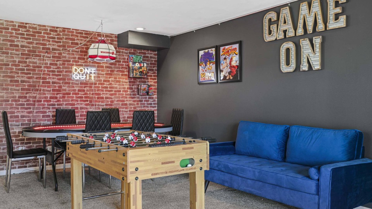 Sun Prairie House | King Suite - Game Room - Large Groups - Yard