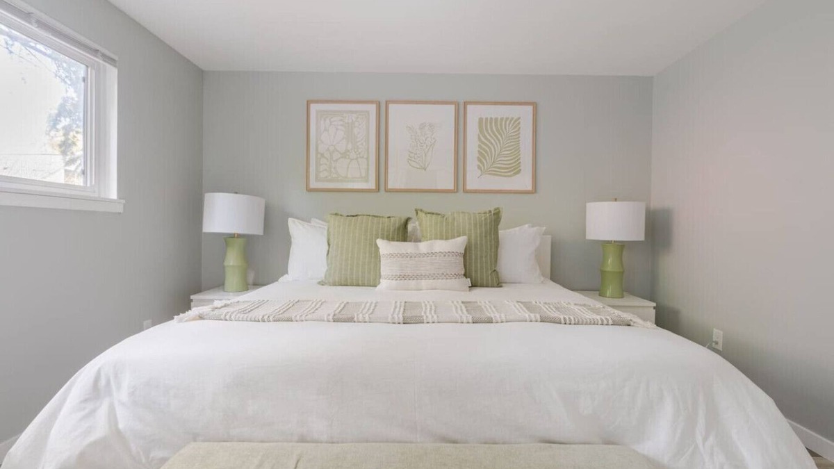 Gatewood Apartment | King Suite Near Lincoln Park