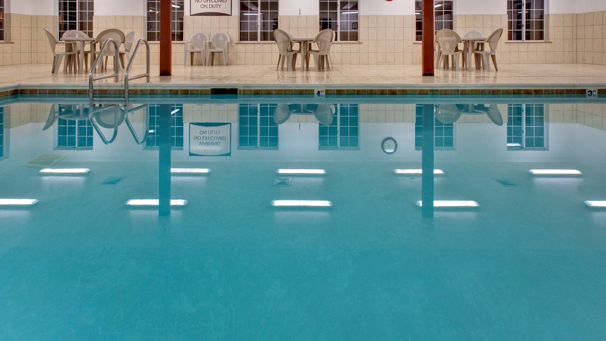Rockford Condo | King Suite. Pool. Free Breakfast. Near Midway Village Museum!