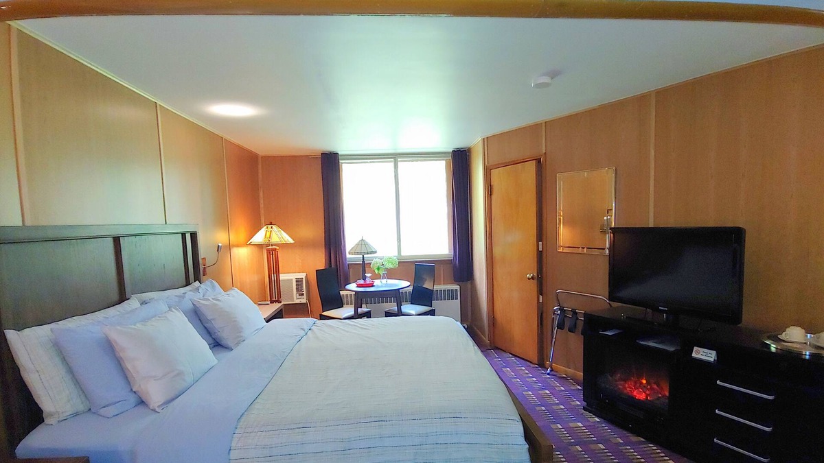 Spring Green Hotel | King Suite - Soaking Tub and Fireplace