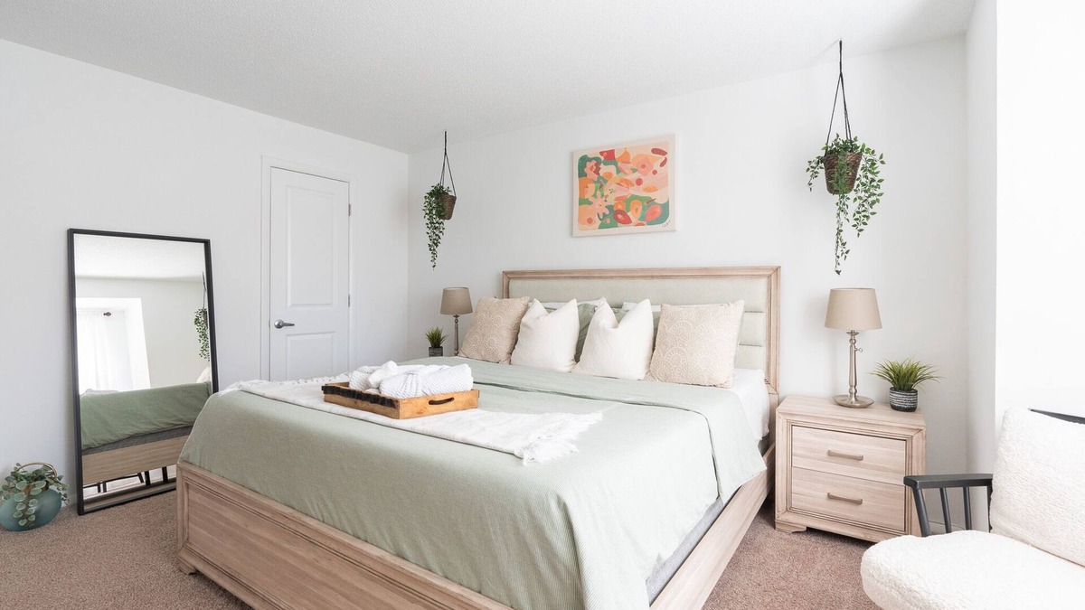 Sharon Woods Apartment | King Suite ♛ South Charlotte | Free Parking & Pool