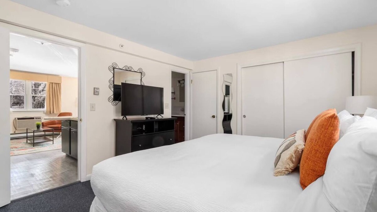 Beverly Hotel | King Suite | The Beverly Hotel | Separate Bedroom and Living Area