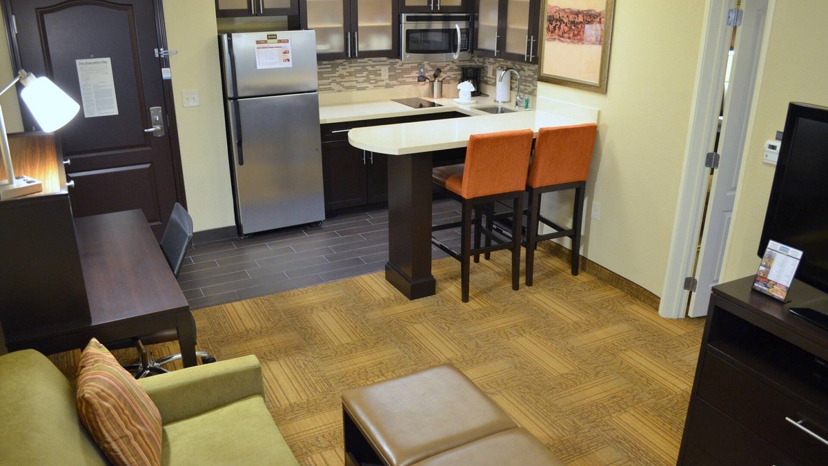 Longview Condo | King Suite w/Roll-in Shower. Free Breakfast. Indoor Pool & Hot Tub.