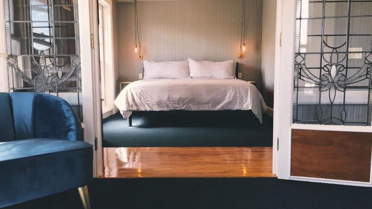 Seaview Hotel | King Suite with Balcony at Shelburne Hotel