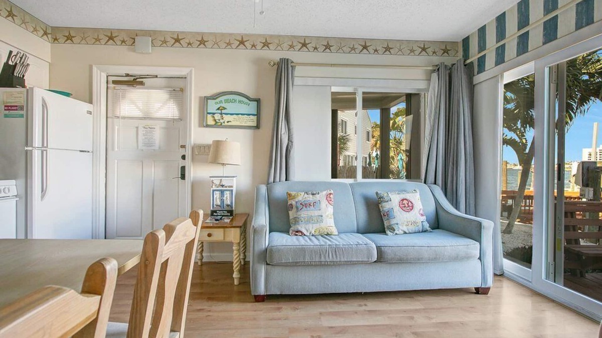 Bay Esplanade Condo | King Suite with bath