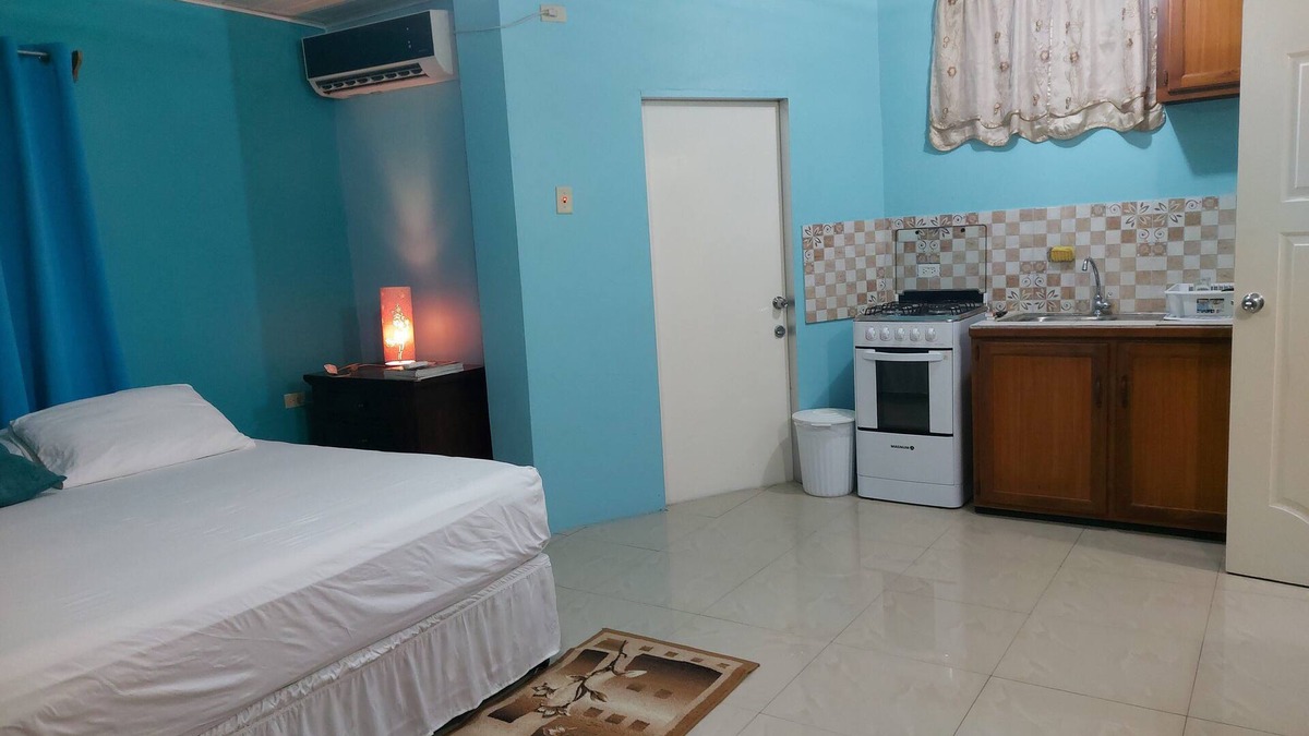 Carnbee Hotel | King Suite with Kitchenette at Bellissimo